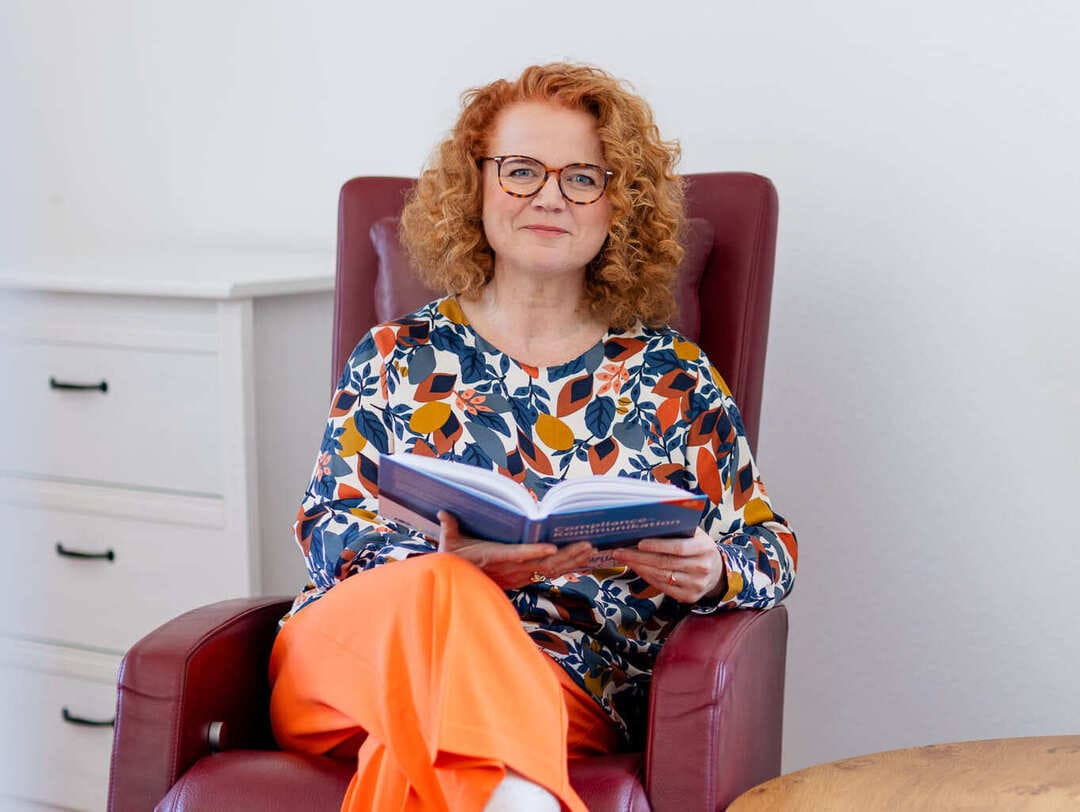compliance-fuer-unternehmen-julia-bach2 Julia Bach im Sessel ein Buch lesend
